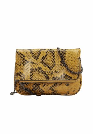 Sac à main jaune à motif serpent avec une bandoulière chaînée noire, doté d'une fermeture éclair et d'un logo imprimé sur le devant. Surface texturée.