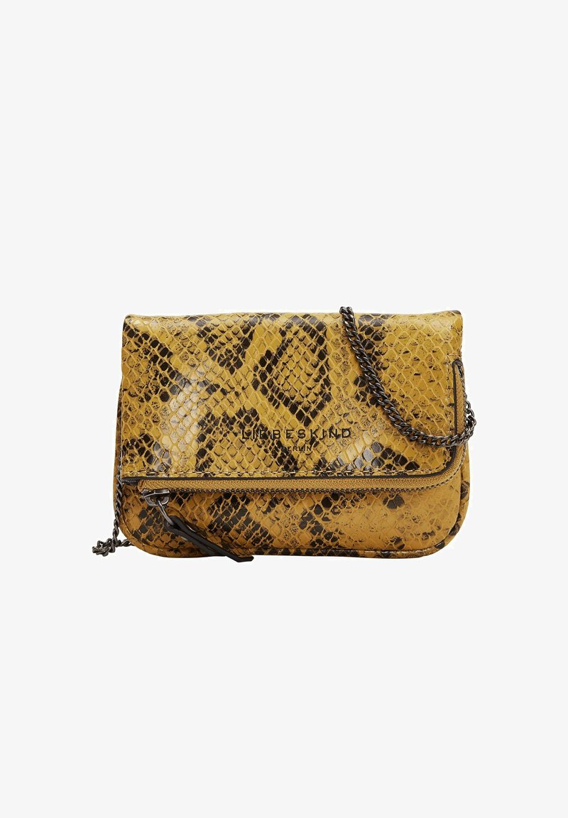 Sac à main jaune à motif serpent avec une bandoulière chaînée noire, doté d'une fermeture éclair et d'un logo imprimé sur le devant. Surface texturée.