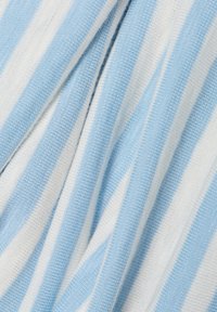 Tissu rayé bleu et blanc, fabriqué en matériau doux, avec des rayures alternant entre fines et épaisses, créant une apparence texturée.