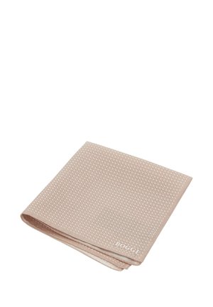 Beige stoffgenapkin mit einem Karomuster, ordentlich gefaltet, mit einem kleinen Logo in der Ecke.