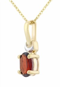 Kultainen riipuskaulakoru, jossa on ovaali punainen jalokivi, kiillotetussa kehikossa ja sileä keltakultainen sulkaketju hopeisella koristeella.
