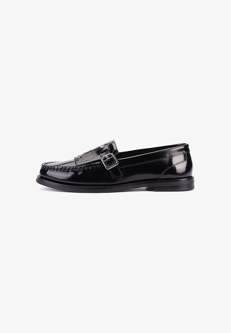 Mocassin en cuir noir brillant avec boucle argentée et détails cloutés sur le dessus, semelle plate et design avant cousu.