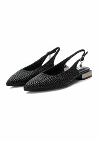 Zapatos de slingback negros de tejido trenzado con punta afilada y tacón bajo. Tela texturizada con una correa para el tobillo segura y acentos metálicos.