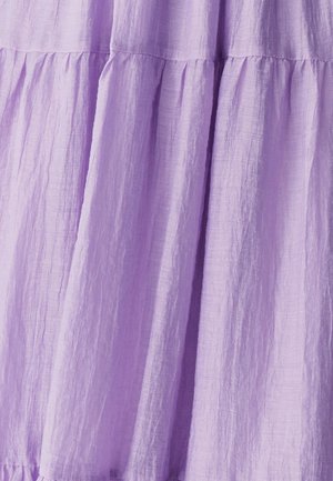 Šviesiai purpurinė, lengva medžiaga pasižymi švelniu, sutrūkinėjusiu paviršiumi su pakopinėmis sluoksnių, suteikiančių sraunią išvaizdą ir subtilų spindesį.