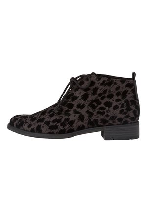 Bottine en daim imprimé léopard noir et gris foncé, avec lacets à l'avant et talon bas empilé, profil latéral sur fond blanc.
