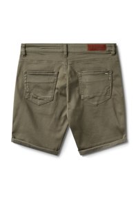 Olívazöld farmer rövidnadrág, hajtott szegéllyel, hátsó zsebekkel és barna bőr címkével a derékrészen.