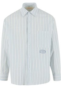 Camisa de botones a rayas en azul claro y blanco, con un bolsillo en el pecho y logo bordado, hecha de un tejido texturizado.