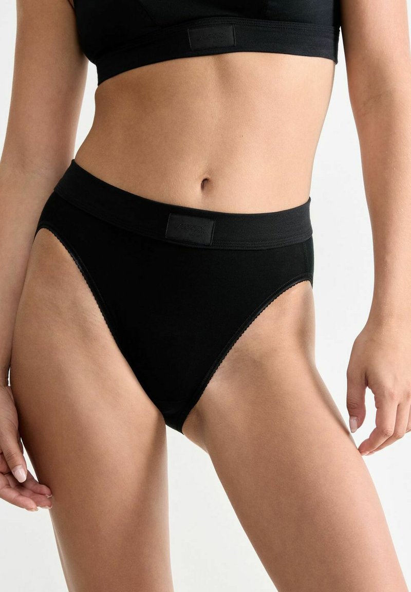 Schwarze Baumwoll-Hochgeschnittene Slips mit flachem Bund und kleinem Logo-Anhänger, mit glatter Textur und minimalistischem Design.