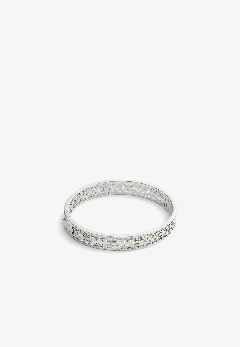 Bracelet en argent avec un design ajouré comportant des découpes circulaires, des bords lisses et une finition polie. Construction fine et légère.