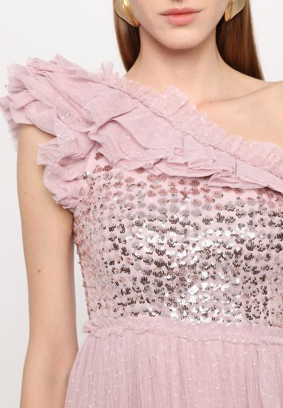 Rosa Kleid mit einer rüschten Schulter, verziert mit Pailletten am Oberteil und einem transparenter Rock. Die Textur ist weich und hat ein geschichtetes Aussehen.