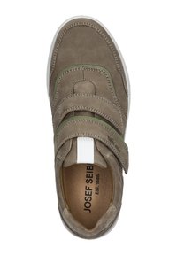 Braune Wildlederschuhe mit zwei Klettverschlüssen, grünen Akzenten und einer weißen Rückenschlaufe. Das Innere verfügt über eine beigefarbene Einlegesohle mit Branding.