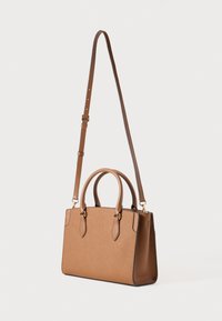 Καφέ συνθετική τσάντα με διπλές λαβές στην κορυφή και ρυθμιζόμενο ιμάντα ώμου. Διαθέτει χρυσά μεταλλικά στοιχεία και δομημένο σχήμα με ομαλή υφή.