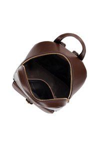 Zaino in pelle marrone con zip dorata, forma rotonda, manico superiore e ampio interno con fodera scura e tasca laterale.