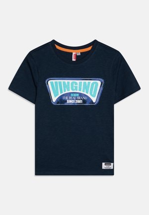 Camiseta azul marino de manga corta con el logo "VINGINO" en turquesa y blanco, texto "DENIM THE REAL BRAND SINCE 2001" en la parte delantera.