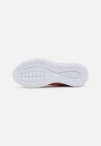 Sportieve schoen onderkant, met een gestructureerde witte rubberen zool met een rasterpatroon en een maroon mesh bovenkant voor ademend vermogen.