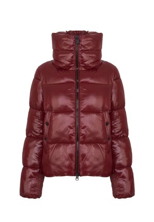 Chaqueta acolchada burdeos con cuello alto, cierre de cremallera y acentos de botones a presión. Presenta secciones acolchadas y una tela lisa y brillante.