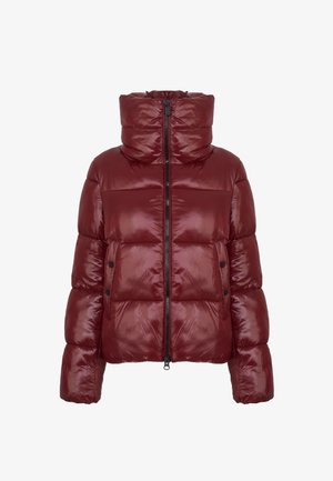 Chaqueta acolchada burdeos con cuello alto, cierre de cremallera y acentos de botones a presión. Presenta secciones acolchadas y una tela lisa y brillante.