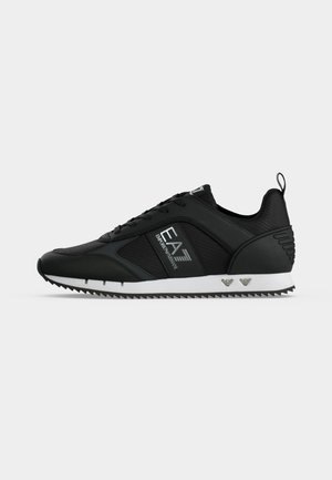 Baskets basses noires avec semelle blanche, lacets à l’avant, logo EA7 Emporio Armani sur le côté et languette texturée au talon.