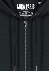 Sweat à capuche vert foncé en coton biologique, doté d'une fermeture éclair intégrale et de cordons de serrage. Étiquette de marque et instructions d'entretien incluses.