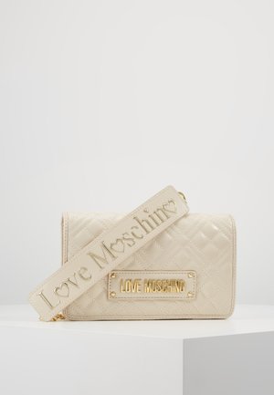 Sac d’épaule matelassé crème avec plaque logo dorée « Love Moschino » et large bandoulière embossée « Love Moschino » et motifs en forme de cœur.