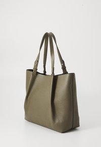 Borsa a spalla in pelle testurizzata verde oliva con due tracolle regolabili su uno sfondo bianco uniforme.