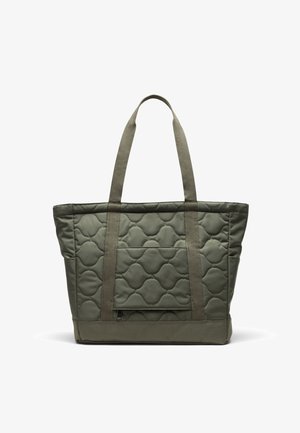 Bolso de tote acolchado verde con textura acolchada, asas de doble tela y bolsillo frontal. Base resistente con forma estructurada.