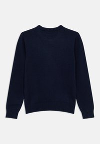 Μπλε μπλούζα σκούρου ναυτικού χρώματος, στρογγυλή ριμπ ύφανση στη λαιμόκοψη, μακριά μανίκια και ριμπ τελείωμα. Μαλακή υφή, χωρίς ορατά σχέδια ή μεταλλικά στοιχεία.