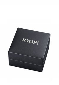 Schwarze, strukturierte Geschenkbox mit einem silbernen "JOOP!"-Logo auf dem Deckel. Quadratisches Design, klare Kanten und keine zusätzlichen Verzierungen.