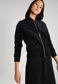 Urban Classics LADIES DIAMOND QUILT VELVET JACKET - Bombera - black