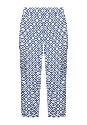 Krótkie spodnie z niebiesko-białym geometrycznym wzorem diamentów i płaskim pasem, pokazane na białym tle.