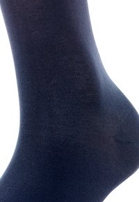 Dunkelblauen Crew-Socke mit glattem, dehnbarem Textil. Verfügt über verstärkte Ferse und Zehen, zeigt ein einfaches, einfarbiges Design.