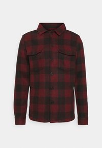 Rood-zwart geruit flanellen overhemd met lange mouwen, knoopsluiting aan de voorkant, twee borstzakken en een puntige kraag. Zachte textuur en klassiek ontwerp.