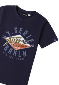 Camiseta de algodón azul marino de manga corta, con un diseño gráfico en naranja y blanco, texto que incluye "NYC 73 SUPER LEAGUE" y un pequeño logotipo en la manga.