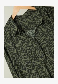 Unselected, green