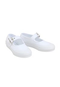 Zapatillas de lona blancas con forma redondeada, que presentan una correa al estilo Mary Jane y un hebilla plateada. Suelas de goma texturizada para un buen agarre. Diseño sencillo.