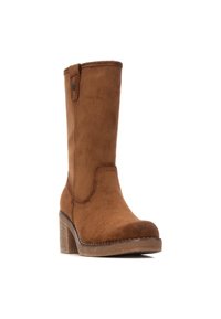 Stivale alla caviglia in suede marrone con punta arrotondata, gambale verticale e tacco alto texture. Presenta una cucitura laterale e un pulsante decorativo.