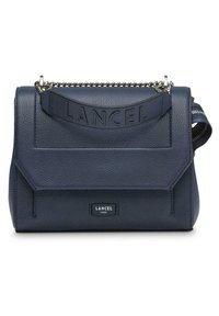 Borsa a tracolla in pelle blu navy con design strutturato, logo impresso, tracolla a catena e finitura testurizzata. Presenta una chiusura a pattina e una zip laterale.