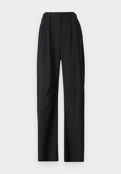 Μαύροι πλισέ παντελόνες με ψηλή μέση, ίσια γραμμή και λεία υφή. Διαθέτουν πλαϊνές τσέπες και μίνιμαλ σχεδίαση.