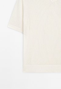 Pull en tricot crème à manches courtes avec motif côtelé vertical et détail d'ourlet côtelé plus épais.