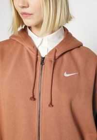 Nike Sportswear W NSW ESS FLC FZ HDY CLCTN OS - Camisola com fecho - mineral clay