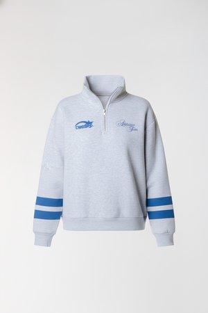 Grijs fleece sweater met een halve ritssluiting bij de kraag, blauwe strepen op de mouwen en het "CHAMPS" logo in blauw en cursieve tekstdetails.