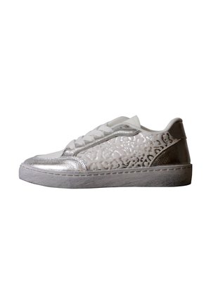 Baskets basses blanches avec des accents argentés métalliques et un motif subtil d'imprimé animal sur le côté et le talon, avec des lacets blancs.