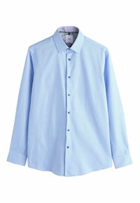 Lyseblå langærmet skjorte med knaplukket krave, struktureret stof og blomstermønster indvendigt i kraven. Har mørkeblå knapper.