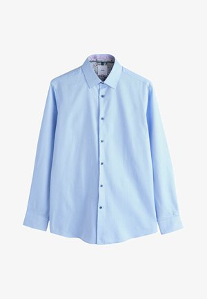 Lyseblå langærmet skjorte med knaplukket krave, struktureret stof og blomstermønster indvendigt i kraven. Har mørkeblå knapper.