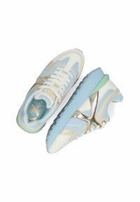 Světle modré a krémové sportovní boty s síťovinou a syntetickou kůží, se zlatým akcentem a tyrkysovou gumovou podrážkou.