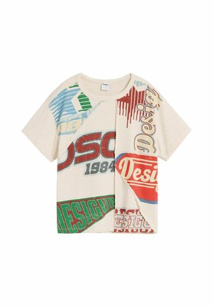 Rövid ujjú bézs póló többszínű grafikai nyomattal, amelyen a „Desigual” és az „1984” szó vastag, átfedő részekben szerepel.
