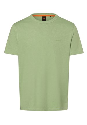 T-shirt vert clair à manches courtes et col rond avec un logo "BOSS" discret sur la poitrine et une étiquette de marque noire et orange au niveau du col.