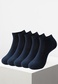 Pack mit fünf navyblauen Knöchelsocken, gefertigt aus weichem Material, mit einem gerippten Bund und einer glatten Textur, entworfen für Komfort und Haltbarkeit.
