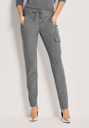 Graue tapered Hosen mit einem Kordelzugbund, seitlichen Taschen und einem Cargotaschen-Detail. Hergestellt aus strukturiertem Stoff. Abgerundet mit eleganten Absätzen.