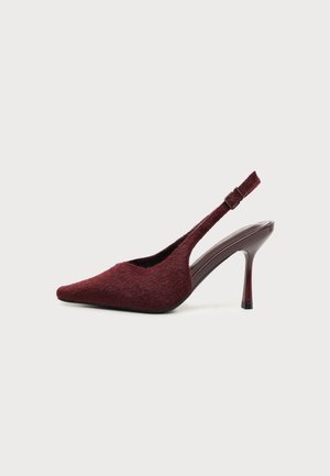 Chaussure à talons hauts slingback bordeaux avec bout pointu et talon stiletto fin, avec une tige en tissu texturé et une bride ajustable.
